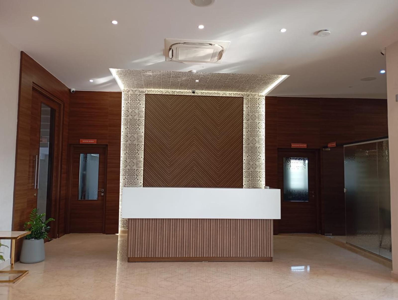 Highland Hotel Bangalore Buitenkant foto