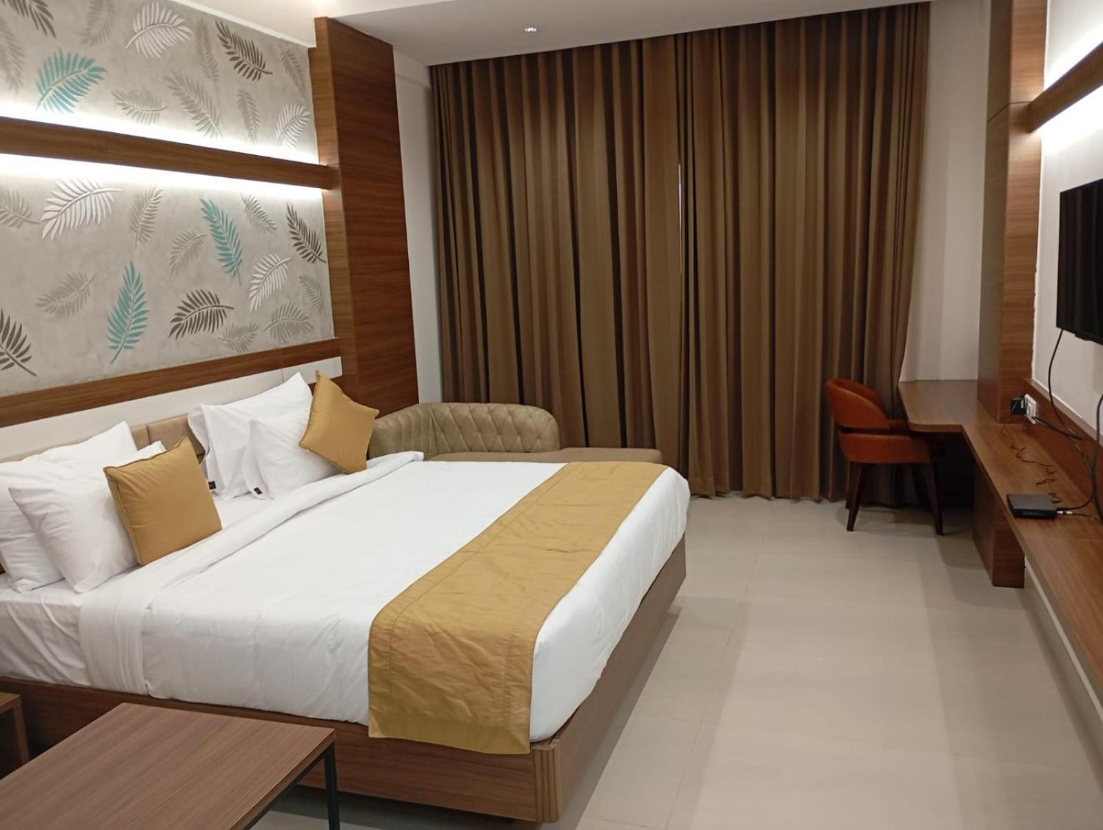 Highland Hotel Bangalore Buitenkant foto
