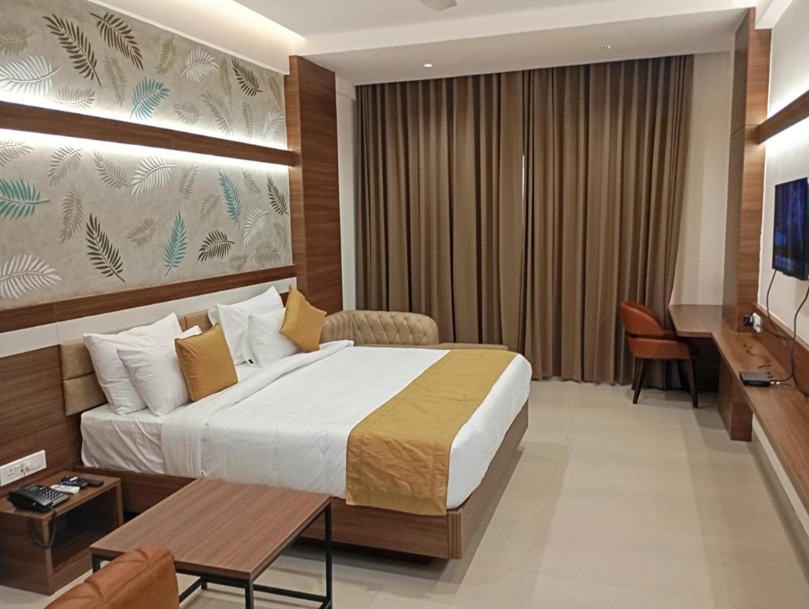 Highland Hotel Bangalore Buitenkant foto