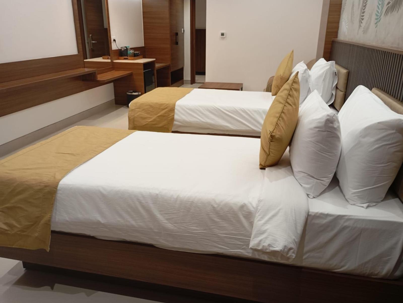 Highland Hotel Bangalore Buitenkant foto