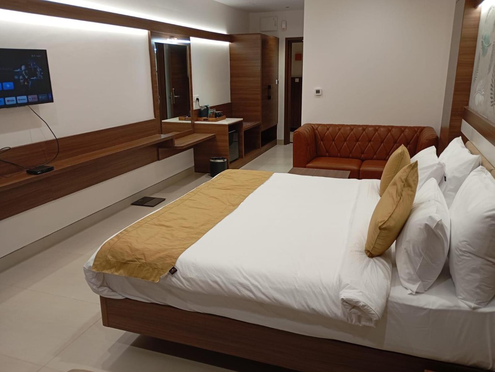 Highland Hotel Bangalore Buitenkant foto