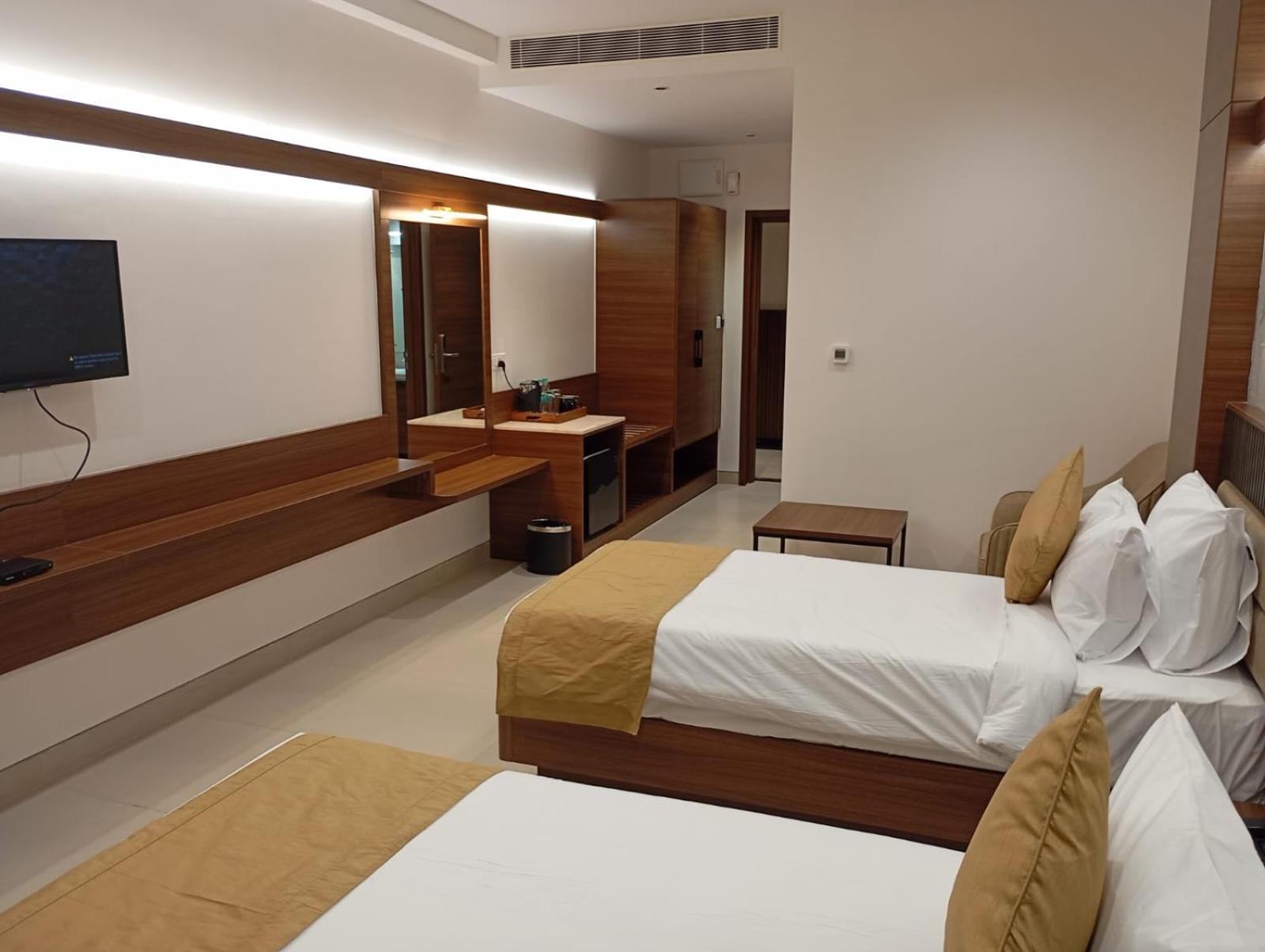 Highland Hotel Bangalore Buitenkant foto