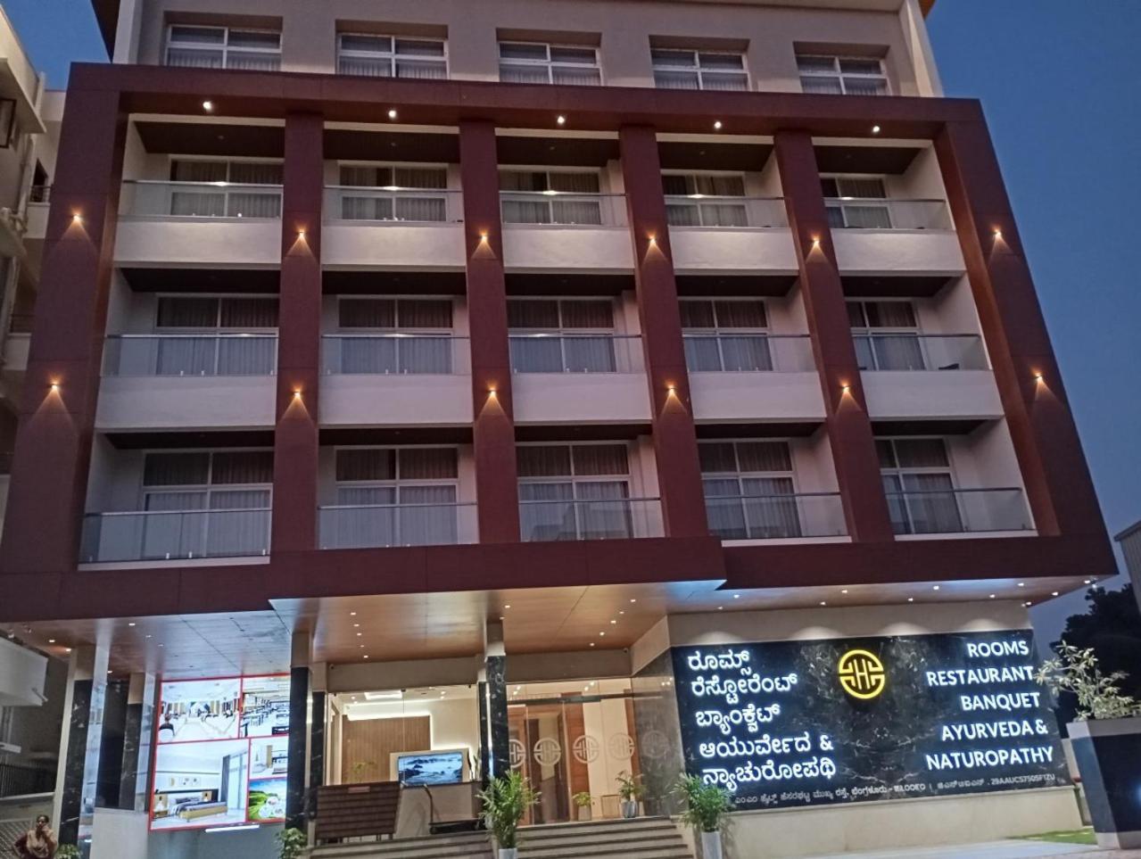 Highland Hotel Bangalore Buitenkant foto