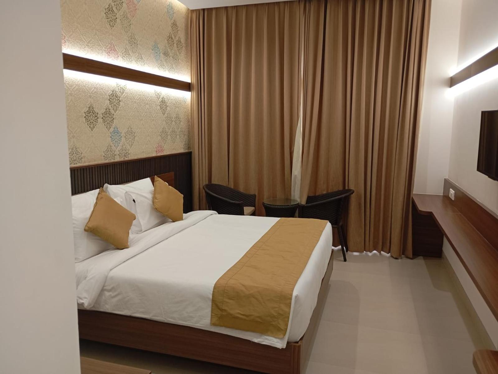 Highland Hotel Bangalore Buitenkant foto