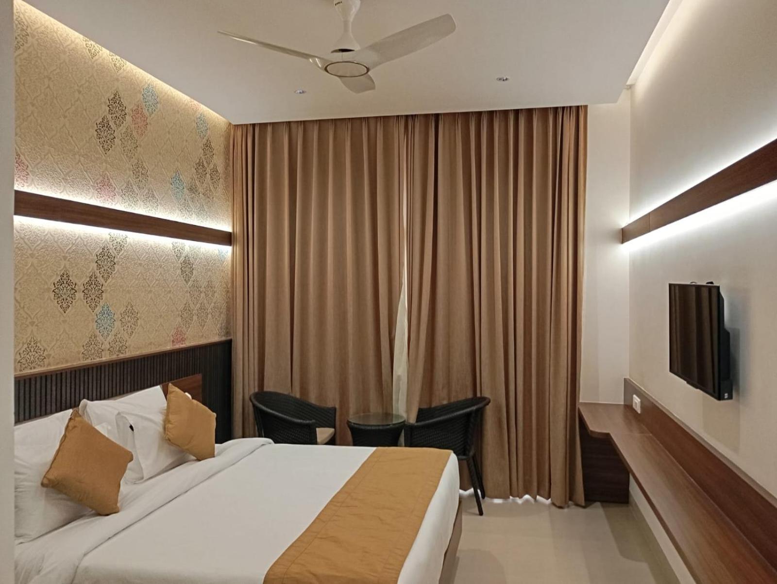 Highland Hotel Bangalore Buitenkant foto