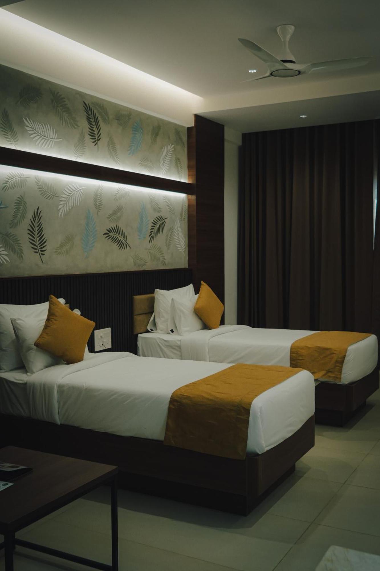 Highland Hotel Bangalore Buitenkant foto