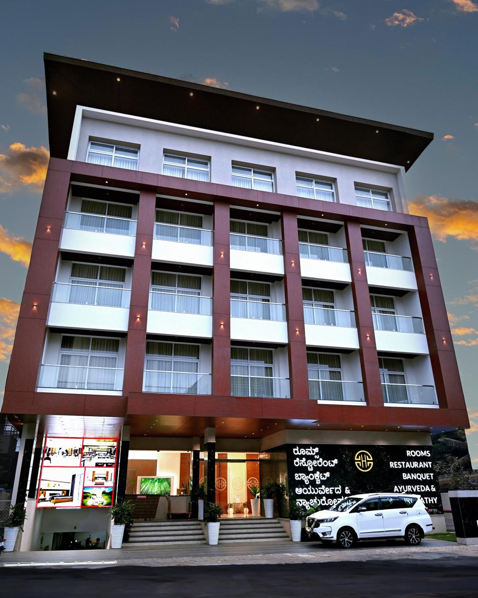 Highland Hotel Bangalore Buitenkant foto