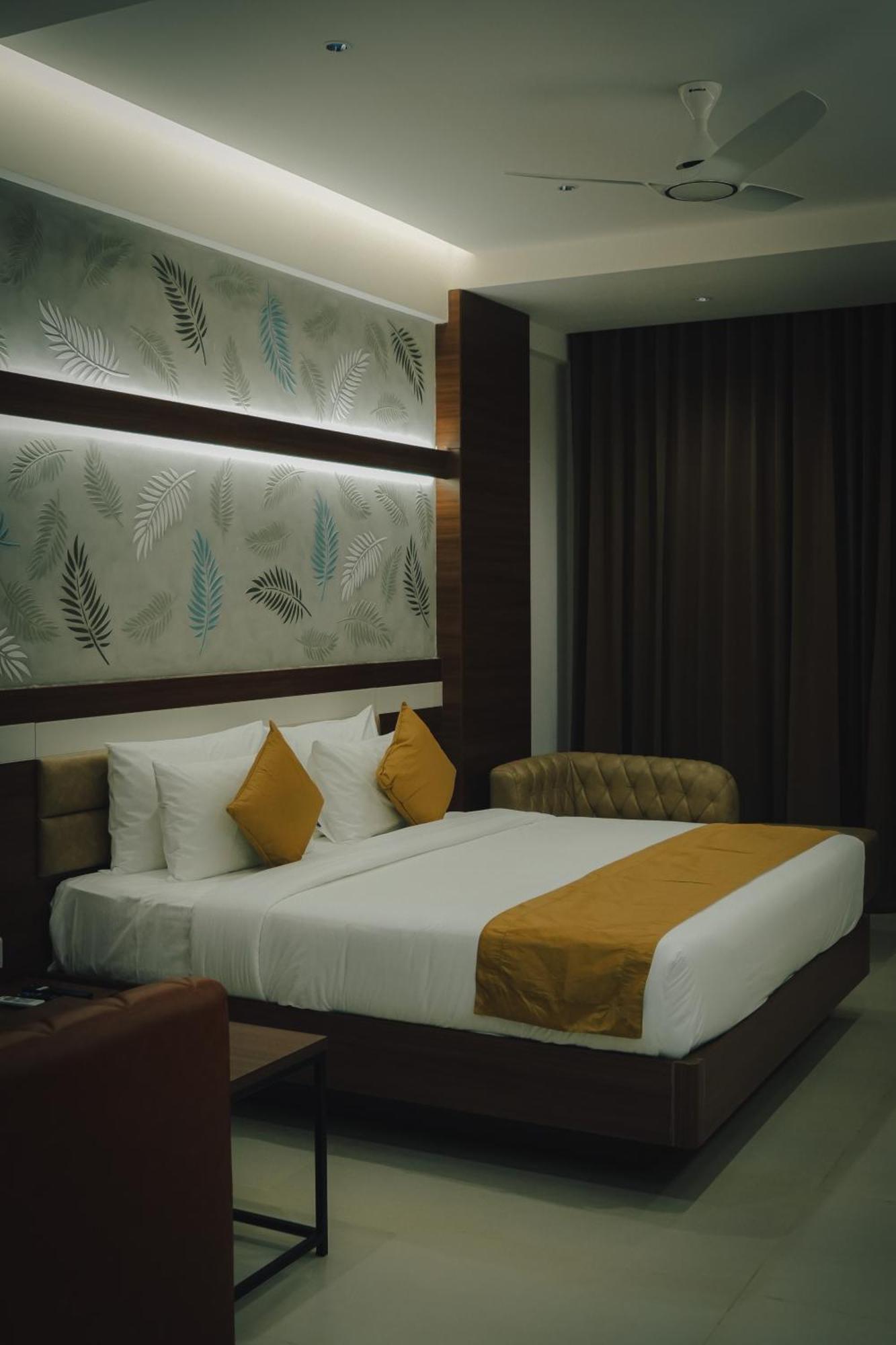 Highland Hotel Bangalore Buitenkant foto