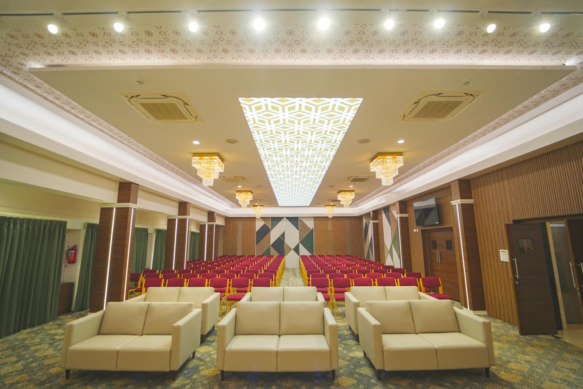 Highland Hotel Bangalore Buitenkant foto