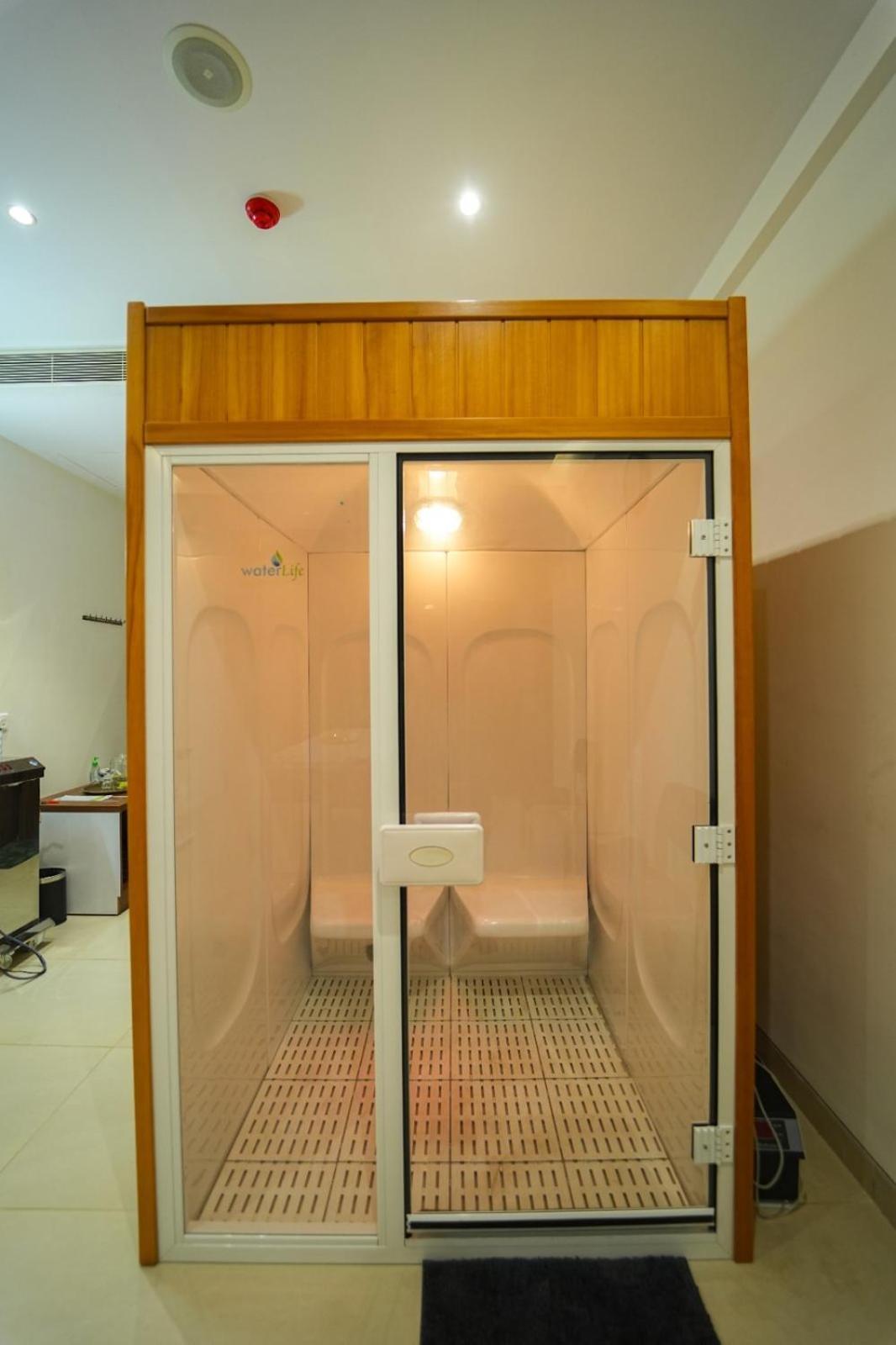 Highland Hotel Bangalore Buitenkant foto